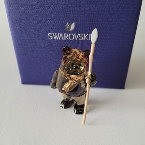 Beautiful Star Wars figurine, this adorable Ewok is a must for any collector.